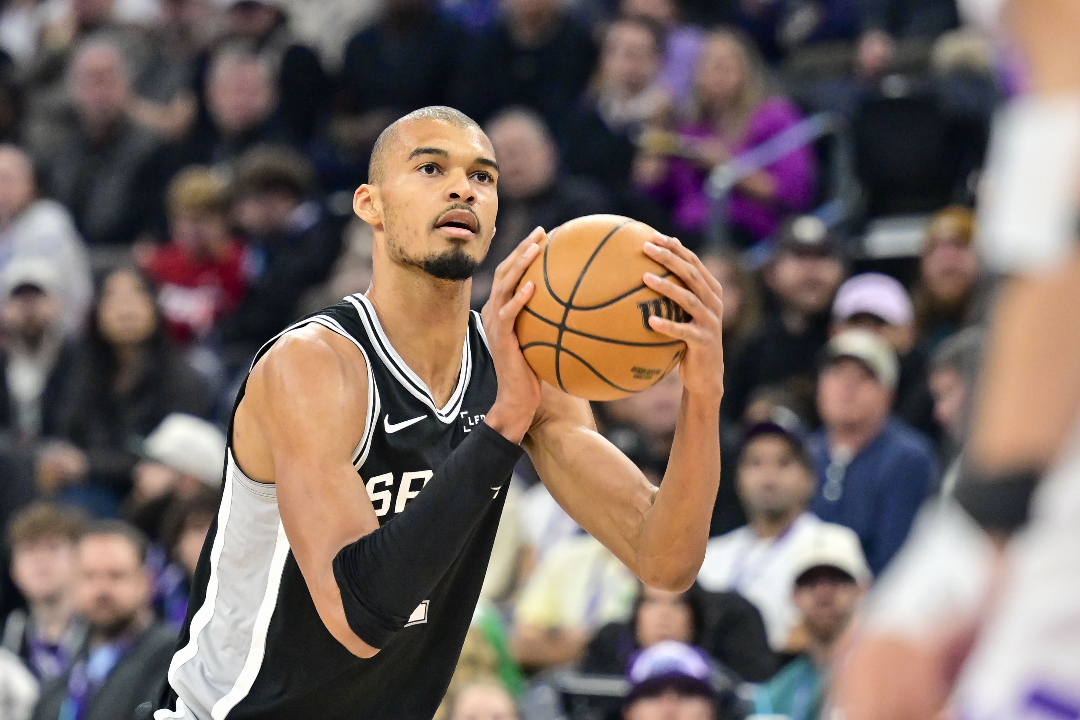 开云综合服务-锡安:文班是精英级别防守者 当冲击篮下时必须做出正确的决定